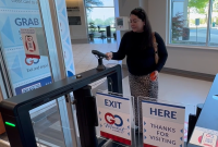 هدایای لری فروشگاه های خرده فروشی بیمارستان بدون پرداخت را راه اندازی می کند